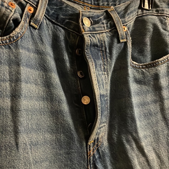 Great Condition Levi’s Ribcage Straight Jean Mid-Wash - Picture 2 of 4